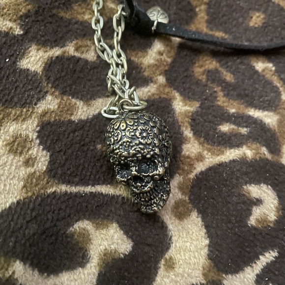 Gold Skull Pendant Necklace for man are women - Picture 5 of 5